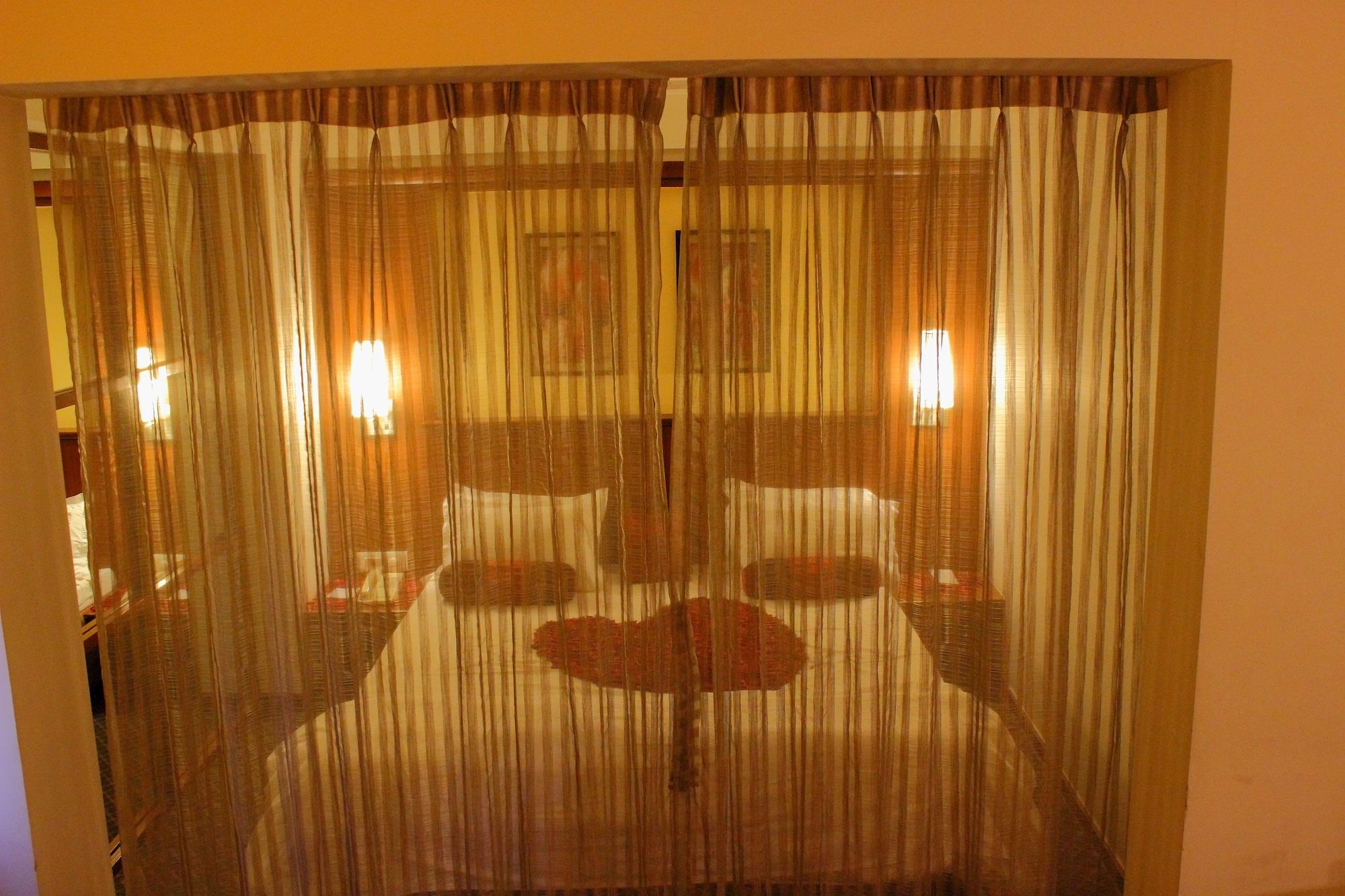 Hotel Skylon Ahmedabad Exterior photo
